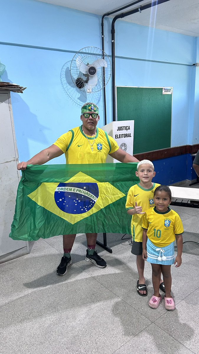 jttricolor9's tweet photo. HOJE É DIA DE EXPLODIR O BUTÃO DA INENA DE 9 DEDOS  NAS ELEIÇÕES DE 2026 🇧🇷🔥👊🏽 https://t.co/YJ30ItVD9p