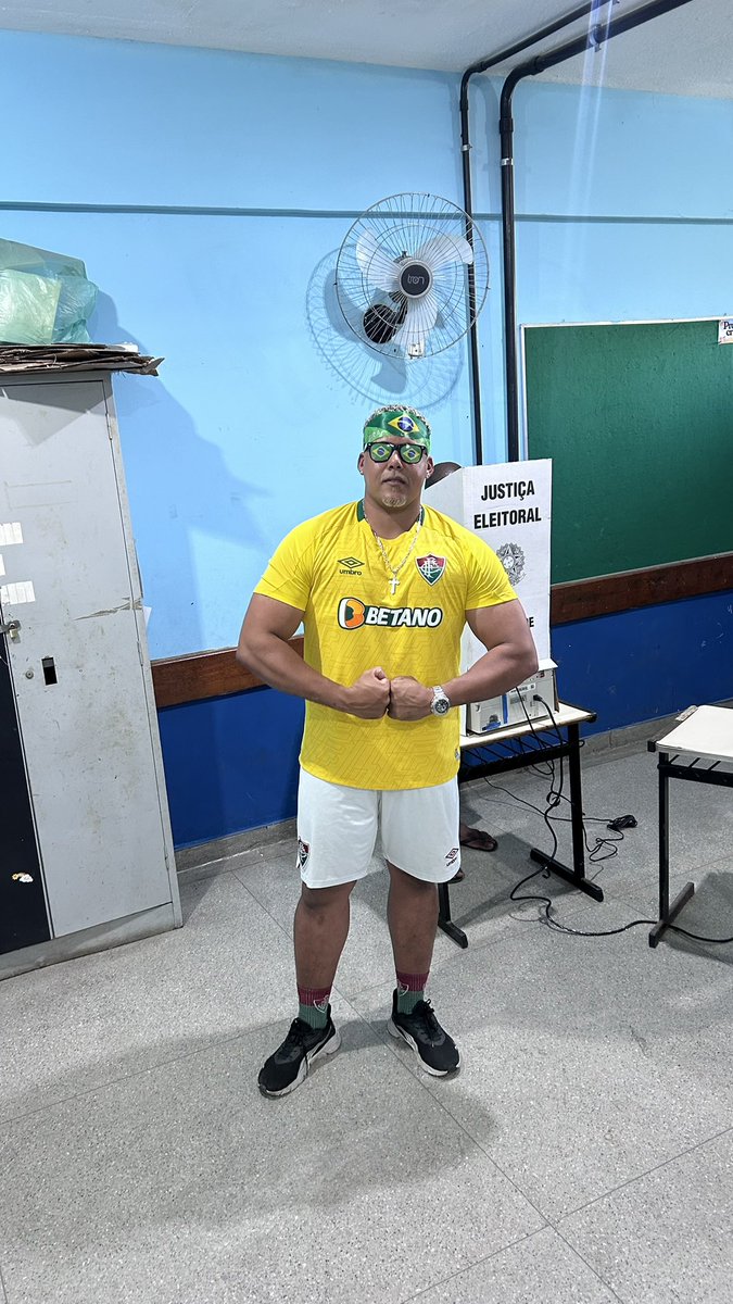 jttricolor9's tweet photo. HOJE É DIA DE EXPLODIR O BUTÃO DA INENA DE 9 DEDOS  NAS ELEIÇÕES DE 2026 🇧🇷🔥👊🏽 https://t.co/YJ30ItVD9p