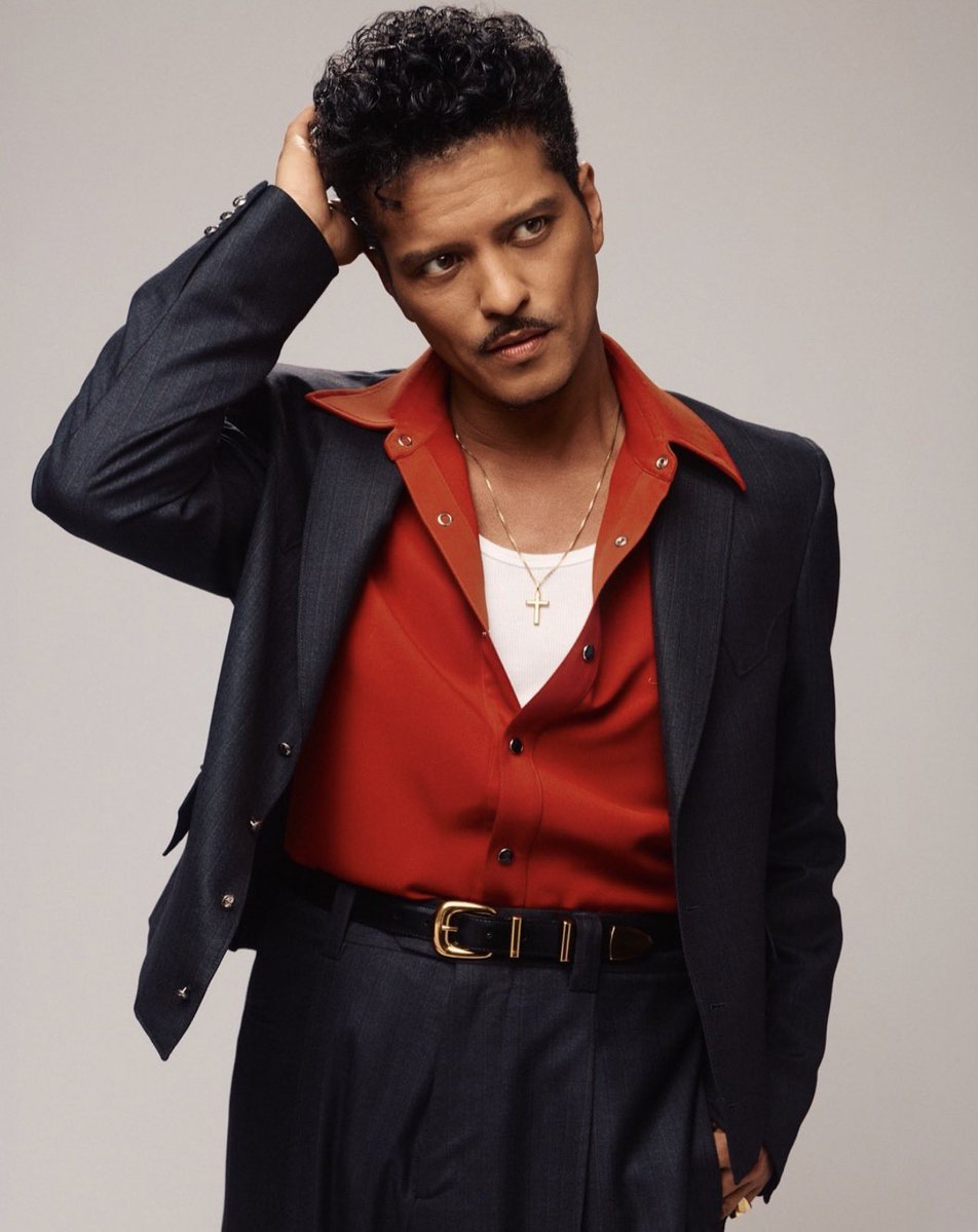 MelTheRomantic's tweet photo. Eu te amo Bruno Mars com sua calça centro-peito 🌹 https://t.co/992WMFHQN8