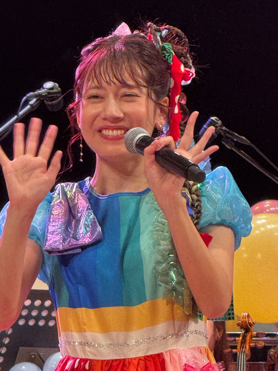 kamiomiya's tweet photo. #高崎こどもコンサート に行ってきました。#小野あつこ お姉さん、 #谷本賢一郎 さん が参加されました。公演後は撮影許可があり最前列で娘も大声であつこお姉さん！谷本さん！と叫んだら谷本さんが気がついて手を振ってくれました。自分もあつこさん！と叫ぶと顔を向け手を振っていただけました https://t.co/KRwT3N8rCL