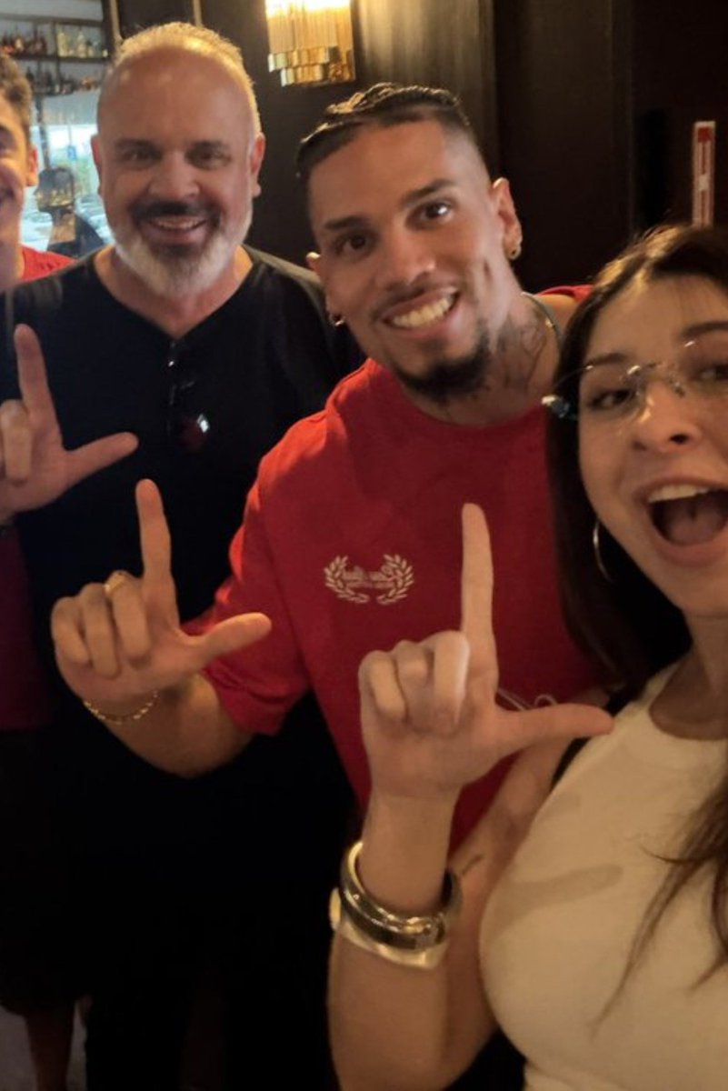 feydtolife's tweet photo. queria sentar no Paulinho com ele fazendo o L e usando essa camisa vermelha 🫦 https://t.co/E4Eh9UD2ql