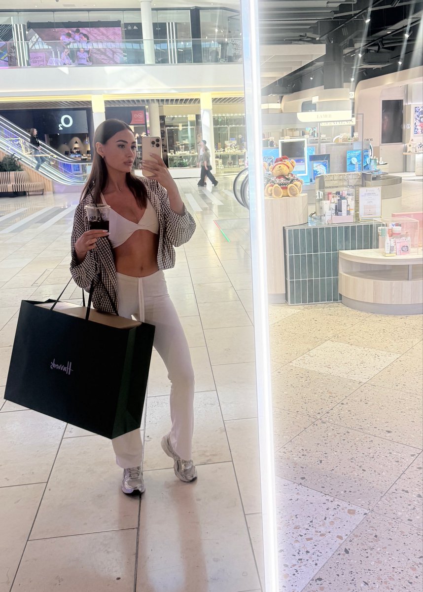 missthressa's tweet photo. Your money is better off spent by me 👸🏼👸🏼

#findom #paypig #goddess #beta #brat #goon #wataa https://t.co/cCqrOFiOAW