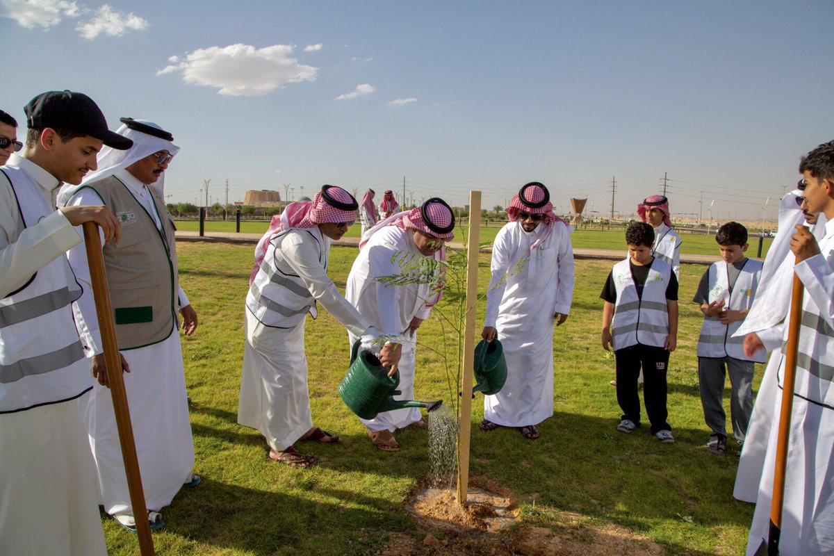 GuryatM's tweet photo. نفّذت #بلدية_محافظة_القريات ، بالتعاون مع #المكتب_ الاستراتيجي_ بمنطقة الجوف وجمعية سدر للأشجار البرية، أعمال تشجير في حديقة المركز الحضاري، بمشاركة عدد من المتطوعين ، وذلك ضمن مبادرة #الجوف_واحة_خضراء لتعزيز الغطاء النباتي وتحسين المشهد الحضري، و تحقيقًا لمستهدفات #السعودية_الخضراء ومبادرات الخطة التشغيلية لتطوير منطقة الجوف.