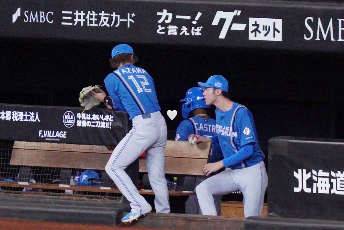 dkp8x's tweet photo. 触られるやざと知らないフリする蓮くん https://t.co/mw6YBVrDii