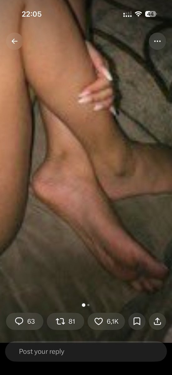 cemsinx's tweet photo. @morodelsur Is it me or she have crazy big feet 💀 https://t.co/2qhUUQrrbe