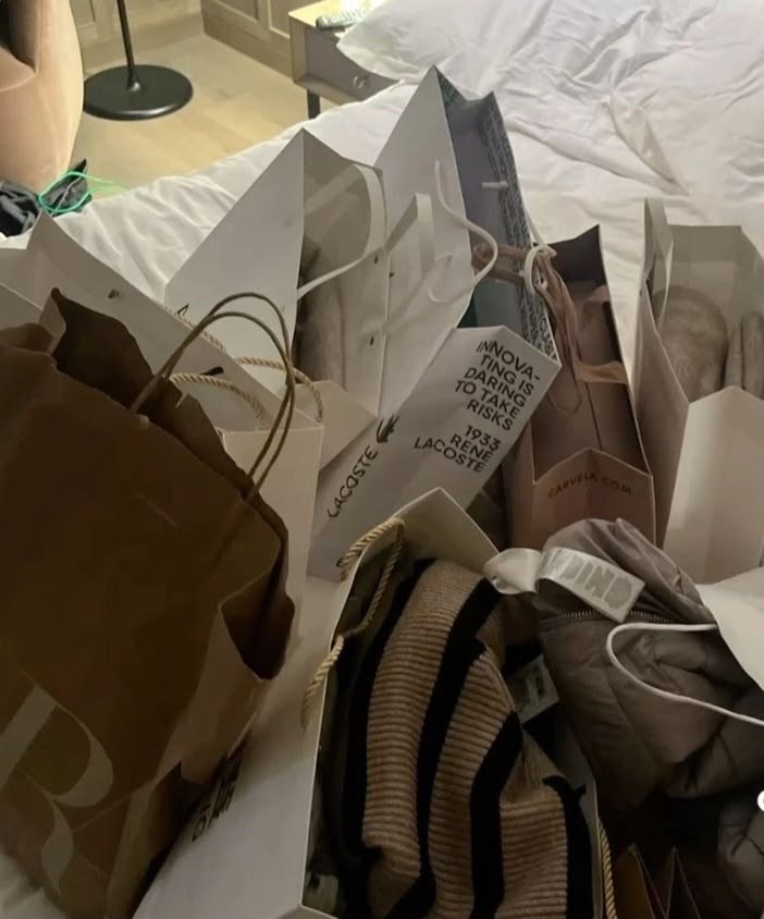 probablybishop's tweet photo. ACHO que passamos do limite mas não tenho certeza por que todas as roupas são tão lindas https://t.co/3we3sMSByJ