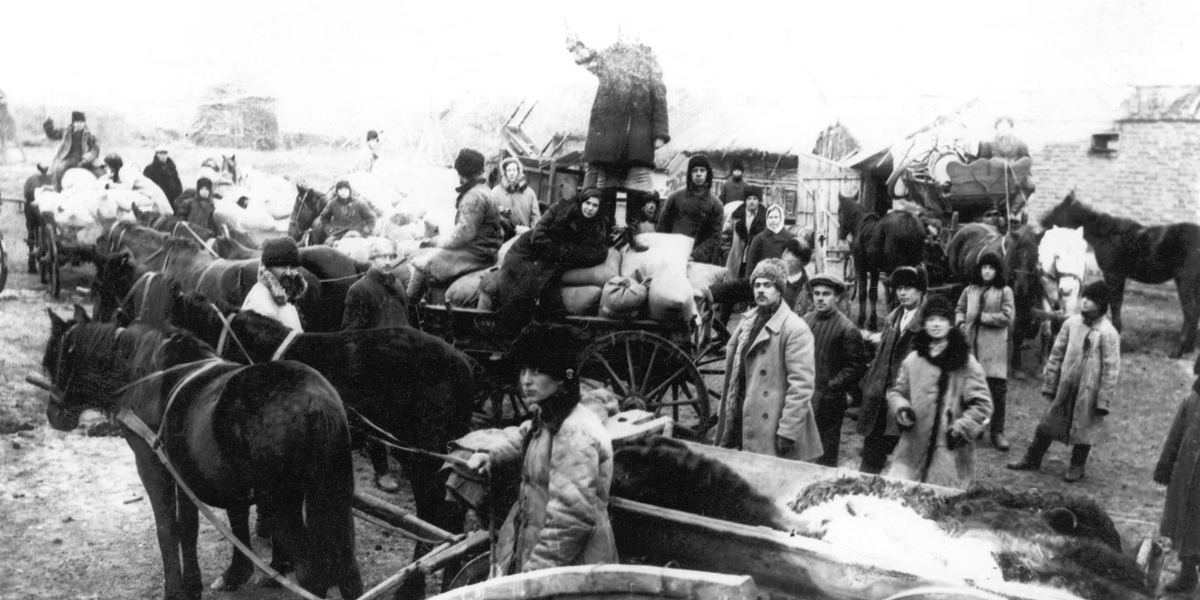 cyprien_ronze's tweet photo. 🇺🇦🇷🇺 Qu'on arrête de me parler de "peuple slave" : les identités russe et ukrainienne n'ont rien à voir.

La Russie est le fléau de l'Ukraine.
Depuis des siècles, la Russie harcèle l'Ukraine, lui fait la guerre, tue ses civils, et cherche à étouffer la culture ukrainienne.

Dès le XVIIIe siècle, l'Empire russe, sous Catherine II, détruit l'autonomie cosaque ukrainienne.

Au XIXe siècle, la circulaire Valuev (1863) et l'oukase d'Ems (1876) répriment la langue et l'identité ukrainiennes.

Le régime soviétique orchestre, en 1932 et 1933, une gigantesque famine (Holodomor) tuant près de quatre millions d'Ukrainiens.

Dans les années 1930, les intellectuels, écrivains et artistes ukrainiens sont fusillés en masse.

Enfin, plus récemment, quand on voit les atrocités commises à Boutcha, on se dit que non, il n'y a pas de peuples frères : il n'y a qu'un pays agresseur et un peuple martyrisé.

Cette liste est évidemment non exhaustive.
Mais elle nous rappelle que Vladimir Poutine, comme nombre de ses prédécesseurs aux temps de l'Empire russe et de l'URSS, a une obsession : éradiquer l'Ukraine et supprimer son identité et sa culture pour en faire une région russe.

Nous devons le refuser et mettre fin à des siècles de persécution.
