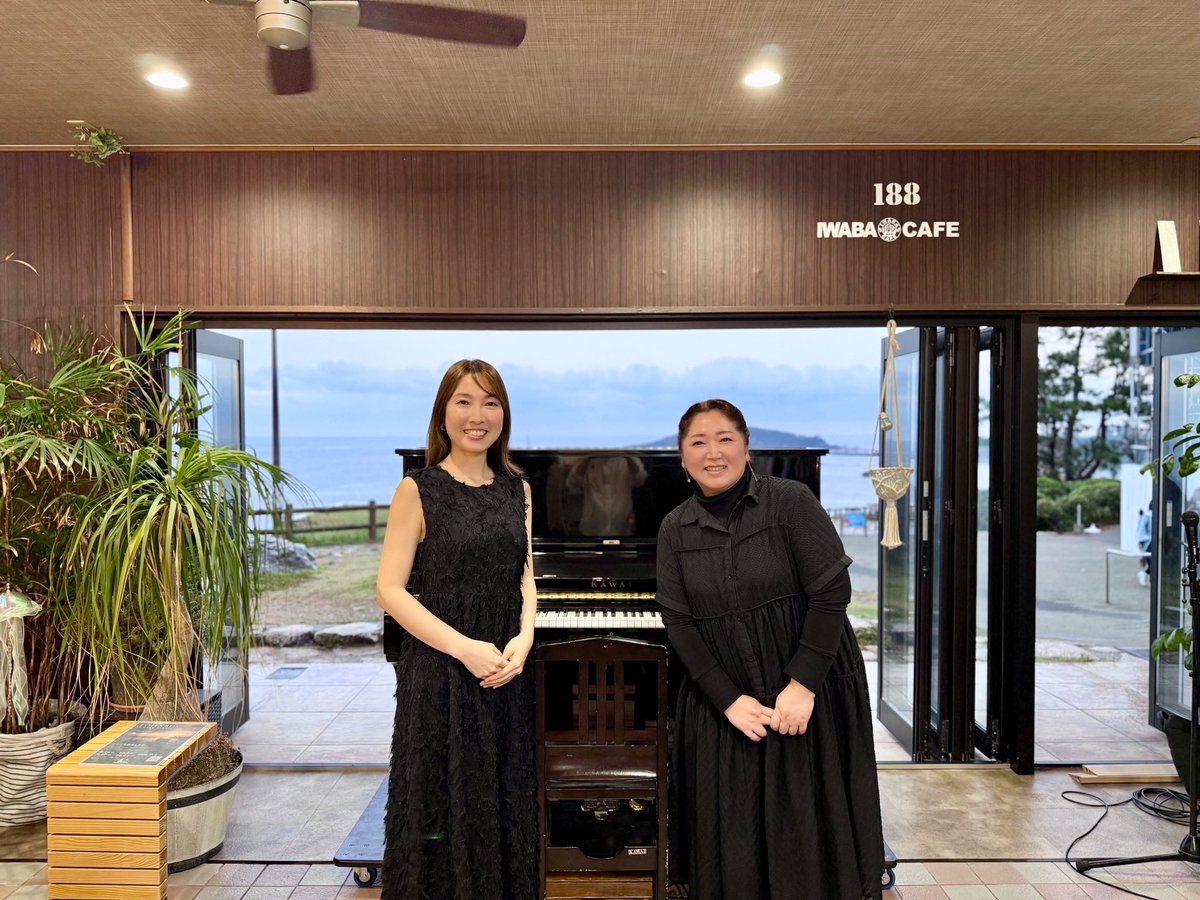 HIGASHISONO's tweet photo. 東尋坊サンセットピアノ　生憎の雨でしたが　イワバカフェ様で演奏させていただき本当に感謝です♪楽しい一日でしたぁ。
ブライダルで一緒にやってる戸田さんとも違う現場で会えて　可愛いあんなちゃんともお会いできて　岡田くんをケンジ呼ばわりして　天音っちとも久しぶりに演奏できたよ。感謝 https://t.co/ns4P6dOxnj