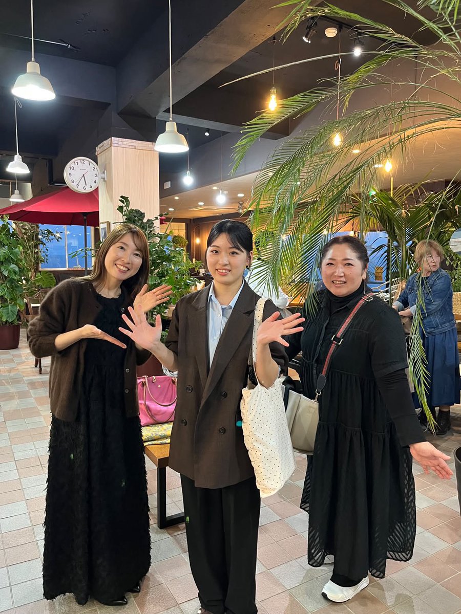 HIGASHISONO's tweet photo. 東尋坊サンセットピアノ　生憎の雨でしたが　イワバカフェ様で演奏させていただき本当に感謝です♪楽しい一日でしたぁ。
ブライダルで一緒にやってる戸田さんとも違う現場で会えて　可愛いあんなちゃんともお会いできて　岡田くんをケンジ呼ばわりして　天音っちとも久しぶりに演奏できたよ。感謝 https://t.co/ns4P6dOxnj