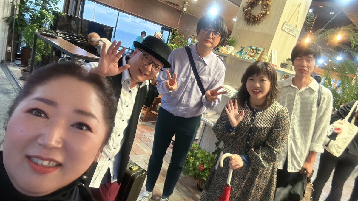 HIGASHISONO's tweet photo. 東尋坊サンセットピアノ　生憎の雨でしたが　イワバカフェ様で演奏させていただき本当に感謝です♪楽しい一日でしたぁ。
ブライダルで一緒にやってる戸田さんとも違う現場で会えて　可愛いあんなちゃんともお会いできて　岡田くんをケンジ呼ばわりして　天音っちとも久しぶりに演奏できたよ。感謝 https://t.co/ns4P6dOxnj