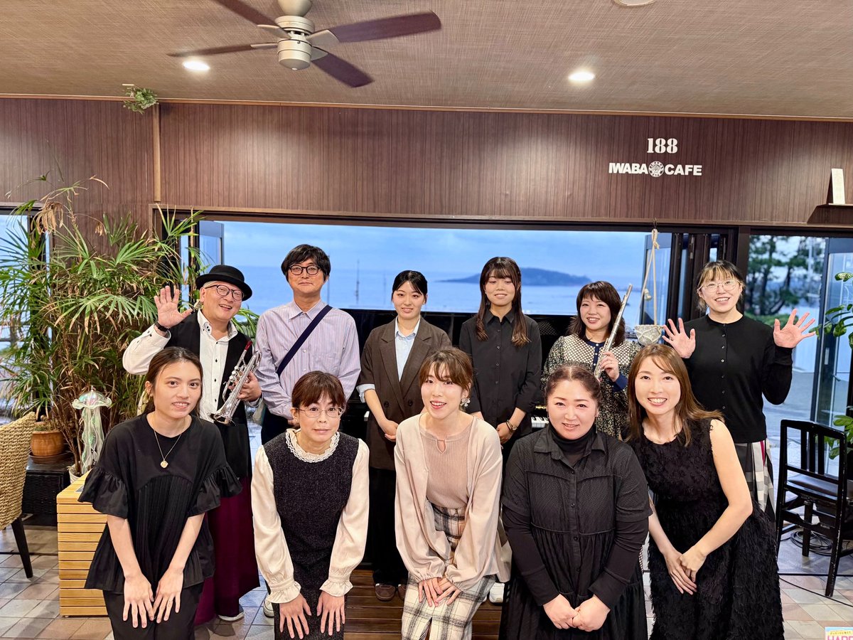 HIGASHISONO's tweet photo. 東尋坊サンセットピアノ　生憎の雨でしたが　イワバカフェ様で演奏させていただき本当に感謝です♪楽しい一日でしたぁ。
ブライダルで一緒にやってる戸田さんとも違う現場で会えて　可愛いあんなちゃんともお会いできて　岡田くんをケンジ呼ばわりして　天音っちとも久しぶりに演奏できたよ。感謝 https://t.co/ns4P6dOxnj