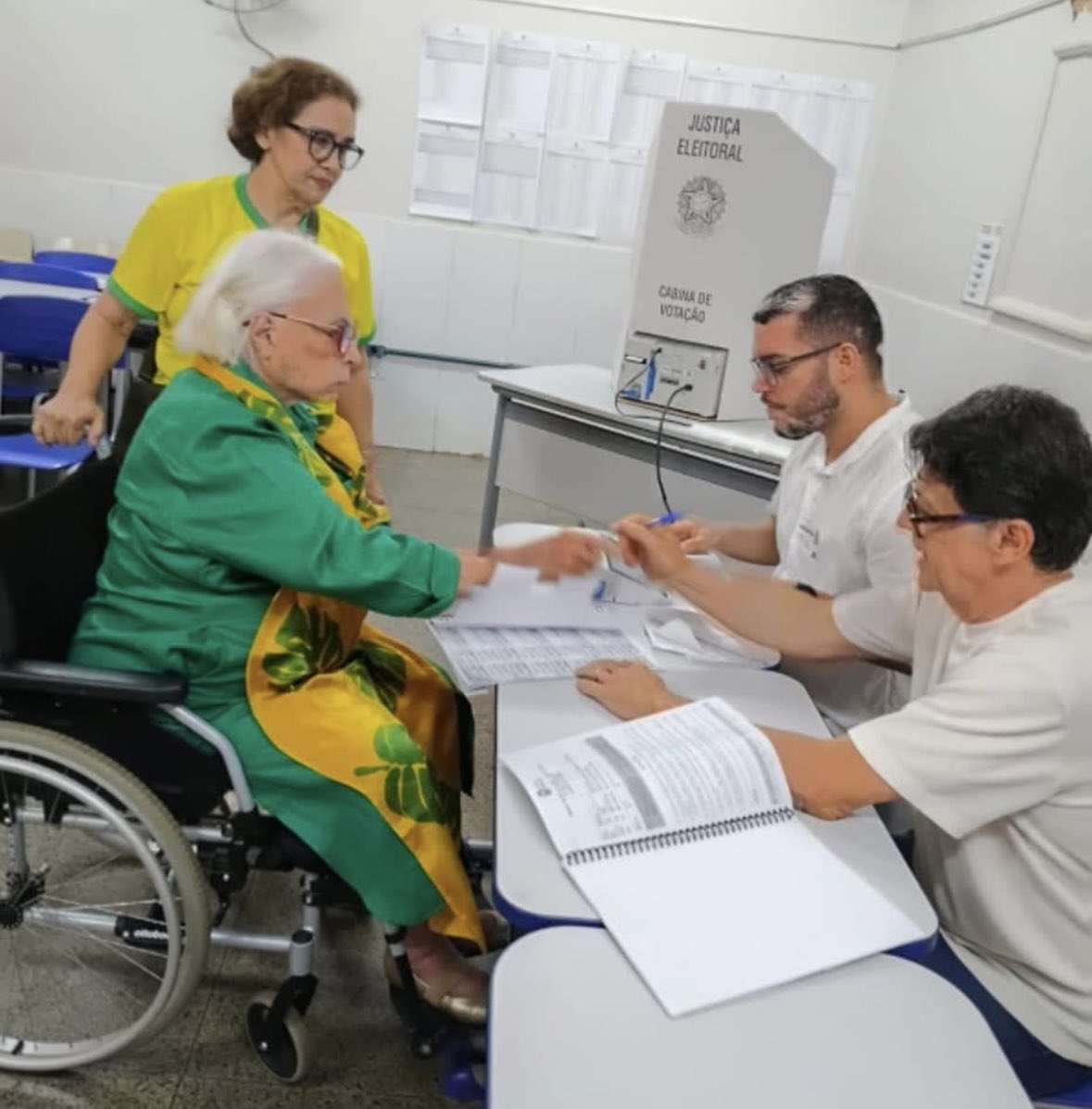 evamanaos's tweet photo. Que cena emocionante! A primeira Senadora do Brasil, Eunice Michiles, aos 97 anos indo às urnas para tentar salvar o Brasil!
Receba a nossa eterna admiração, Senadora. https://t.co/OItchlBBTP