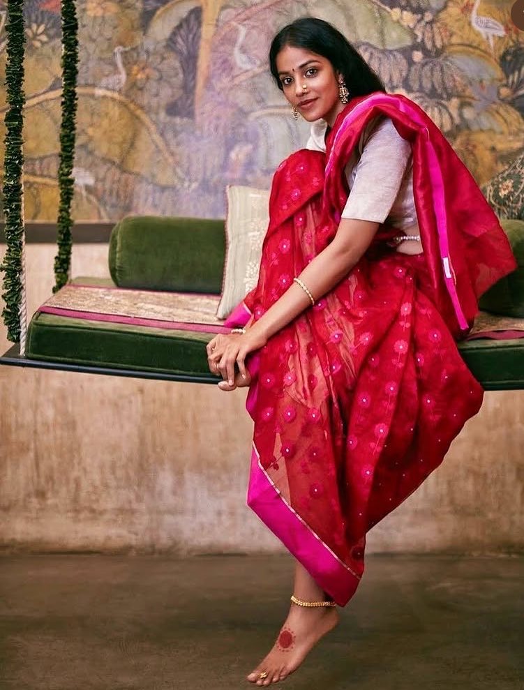 moonriveruwu's tweet photo. Telugu filmmakers sleeping on TJ bhanu will be my biggest mystery 😭 Telugu speaking baddie, literally a supermodel, speaks FIVE languages and has the screen presence??? YALL ARE BLIND OR WHAT??? Ah heigh ah face cut 🙏🏻🙏🏻 https://t.co/oyrSqyDcaI