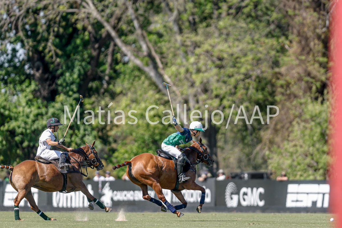 asocdepolo's tweet photo. #133AbHurlingham
#LaFinal
Final del sexto chukker: La Natividad La Dolfina 15 (Jeta Castagnola x2 -uno de penal y otro de córner- y Barto Castagnola x2), La Hache Polo Team 9 (Tommy Panelo e Hilario Ulloa de penal).
📸 @MatCallejo https://t.co/EmqnDMgYFl