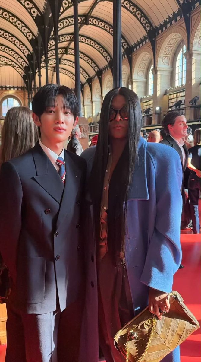 vtcng2010's tweet photo. ARE YOU KIDDING ME RIGHT NOW?! 😭🔥 
Park Siwoo standing next to Law Roach - the legendary "image architect" and stylist extraordinaire who creates iconic looks for global superstars like Zendaya! 
The flex is unreal, I am screaming into a pillow!! 👑 

PARK SIWOO AT VALENTINO PFWSS27
#PARKSIWOOxVALENTINO
#VALENTINOPFWSS27
#PARKSIWOO