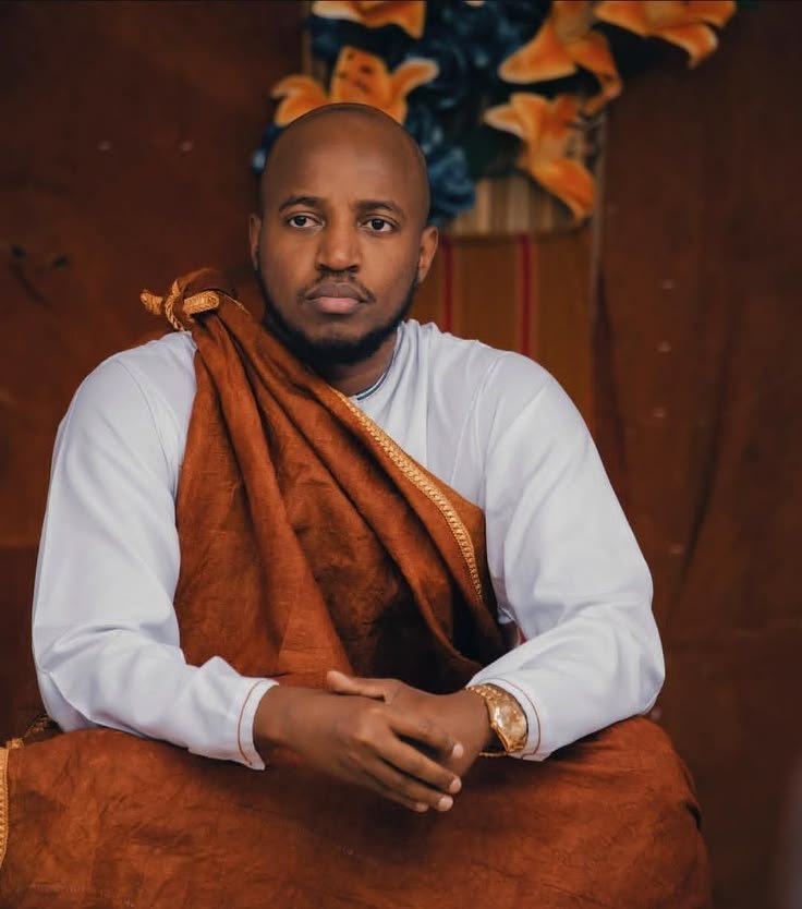 Ugaman01's tweet photo. I have spent a whole week watching and rewatching all news stories on global media made about the Late King Oyo and one thing stood out that he was a great King and a loved human being now that is very big stuff for some of us that pay attention to the finer details of story telling. 

What also stood out in all these news stories is how the Succession to the Throne of Tooro Kingdom is surrounded by many unanswered questions and that the WILL of the late King was not followed or even given the due recognition it deserved and as a result many people are not satisfied with how the Succession process was carried out. 

For those saying that now that the King was buried and the Kingdom has a " new King" we should put matters King Oyo on the side and move on, I am very glad to accept and say a big NO. We still have a lot of things to do for the late King including keeping his name, legacy and everything he stood for alive. Our effort to demand for a fair succession process is also very crucial to us all who loved King Oyo. 

We also have a role to support the King Oyo Memorial Foundation and that is for a life time for some of us. The Foundation is not a Tooro Affair alone, its a Ugandan and global affair. So for those that thought King Oyo's voice will go silent at any point in time, think again.  #KingOyoForever