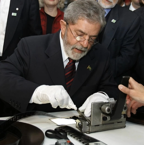 outcinemabr's tweet photo. a primeira vez que um presidente da república visitou as instalações da cinemateca brasileira. 2006

@cinematecabr https://t.co/Pq3k6EZSD2