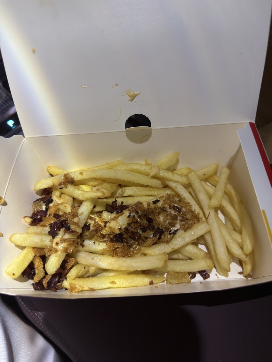 MaybeIostMyMind's tweet photo. @McDonaldsKSA تفلة لحم بقري مع تفلة صوص مخيب للامال وجدًا 👎 https://t.co/AC63ifKyds