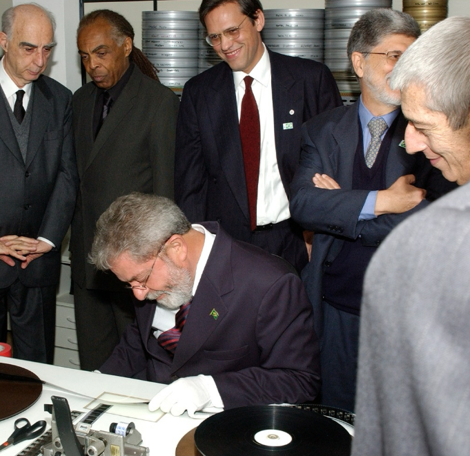 outcinemabr's tweet photo. a primeira vez que um presidente da república visitou as instalações da cinemateca brasileira. 2006

@cinematecabr https://t.co/Pq3k6EZSD2