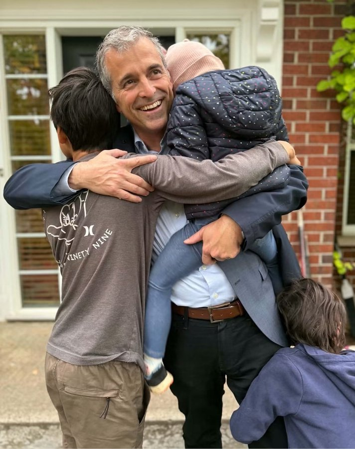 DoLeroux's tweet photo. Alex Boissonnault un père de famille , un député solide, un des vôtres, un des nôtres. 
Arthabaska vous aurez un ministre pour vous représenter et faire avancer vos priorités locales!
Allez voter @boissoal 
Demain on se rassemble 
Tous ensemble pour un Parti Québécois majoritaire!!