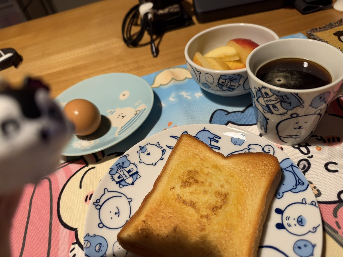 riotharuhi's tweet photo. おはようございます ❗️
朝ごはんをいただきます❗️ 
涼しくなってきました‼️
#ちいかわ #ハチワレ #うさぎ #朝ごはん https://t.co/jcBaYv7oNl