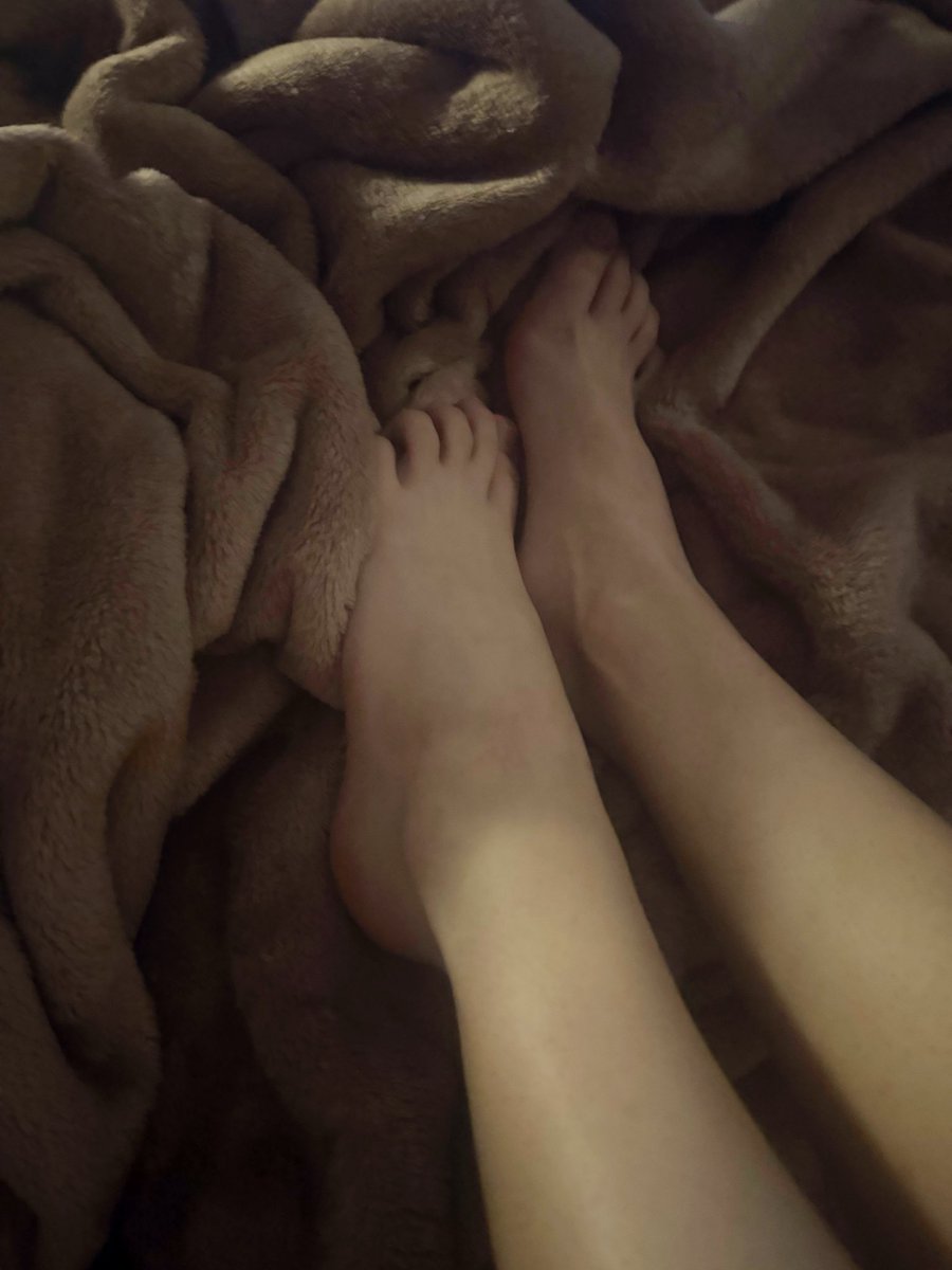 Roxi5k's tweet photo. chcesz mieć moje stopy w ryju? to przywitaj sie ładnie bliczkiem z Panią śmieciu  #stopy #blik #findom https://t.co/CE7aJOeJMc