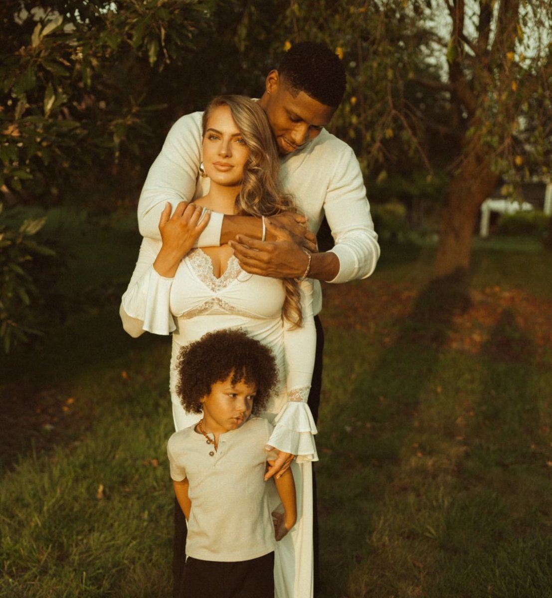 Dieudonnem55's tweet photo. Her and her family. Gotta post this cause you know they love pushing single mum gimmick https://t.co/aX1dPEHojY