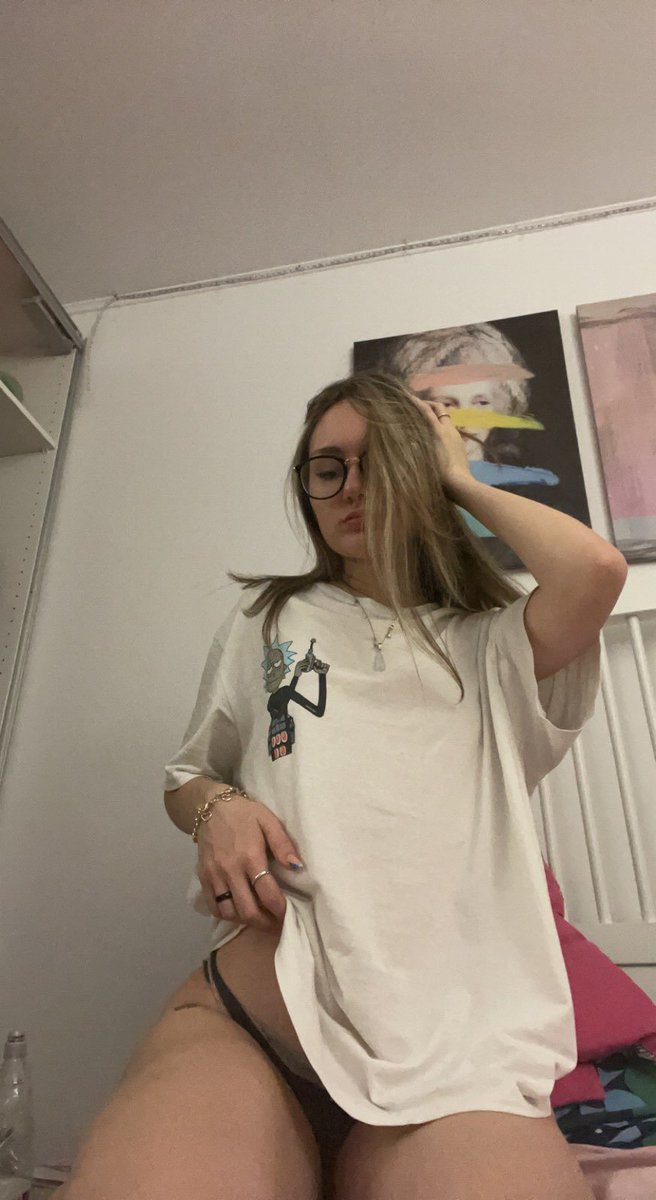 Daisy1945390's tweet photo. Who wanna chat? I’m soo boreed💔 I am alone😭?? https://t.co/inU8gajllR