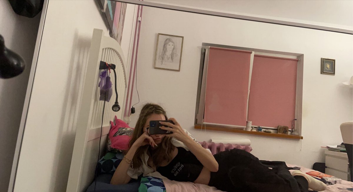Daisy1945390's tweet photo. Who wanna chat? I’m soo boreed💔 I am alone😭?? https://t.co/inU8gajllR
