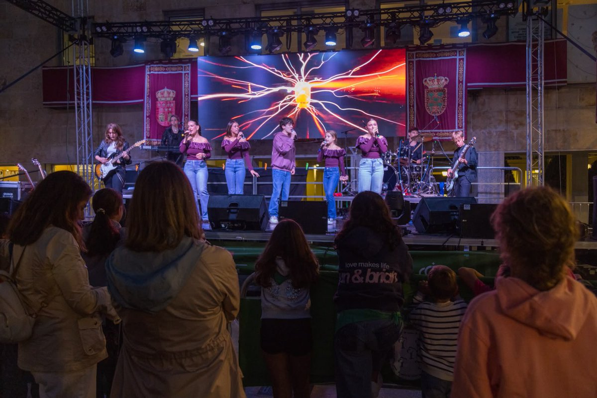 Ayto_Boadilla's tweet photo. Buena música, esta tarde de domingo, con Talents, jóvenes participantes en la Voz Kids. https://t.co/pisEELPEyg