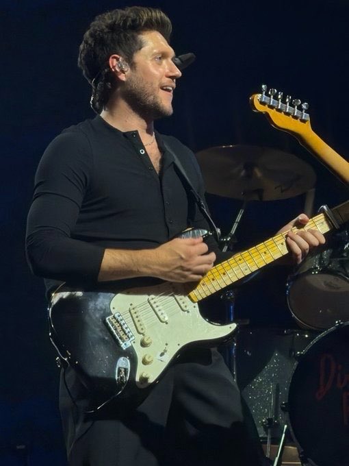 flickerofli's tweet photo. niall’s outfit reminded me of this https://t.co/jONigYGrsE