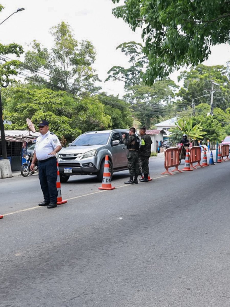 hnpresidencia's tweet photo. 🚔🛣️ La seguridad también acompaña tus viajes esta Semana Morazánica.

Durante el feriado, las autoridades mantienen controles en carretera, revisión de vehículos y documentos, pruebas antidrogas, puestos de socorro, personal de enfermería y ambulancias para atender cualquier emergencia.

El llamado es a conducir con precaución, respetar los límites de velocidad y disfrutar estos días en familia sin poner en riesgo la vida.

🇭🇳 Viví la Morazánica. Todo está aquí.