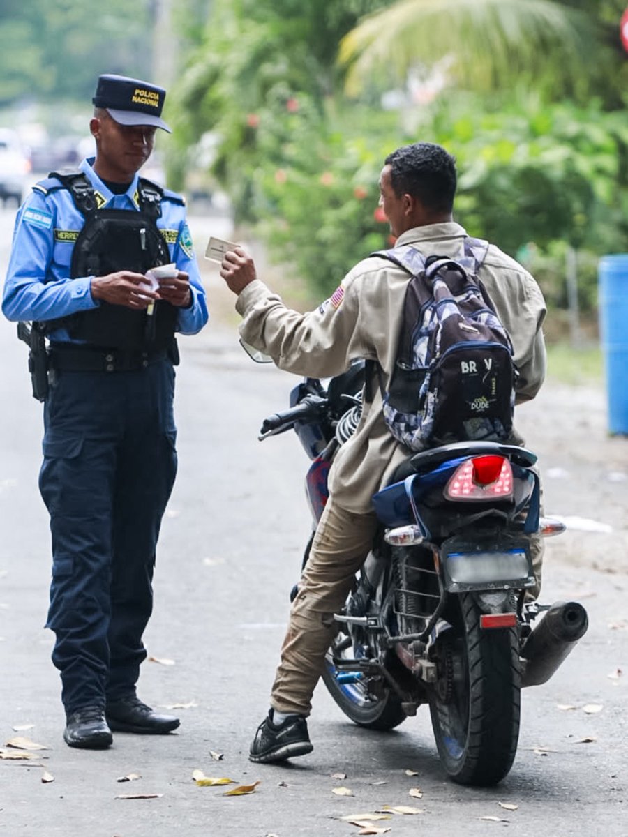 hnpresidencia's tweet photo. 🚔🛣️ La seguridad también acompaña tus viajes esta Semana Morazánica.

Durante el feriado, las autoridades mantienen controles en carretera, revisión de vehículos y documentos, pruebas antidrogas, puestos de socorro, personal de enfermería y ambulancias para atender cualquier emergencia.

El llamado es a conducir con precaución, respetar los límites de velocidad y disfrutar estos días en familia sin poner en riesgo la vida.

🇭🇳 Viví la Morazánica. Todo está aquí.
