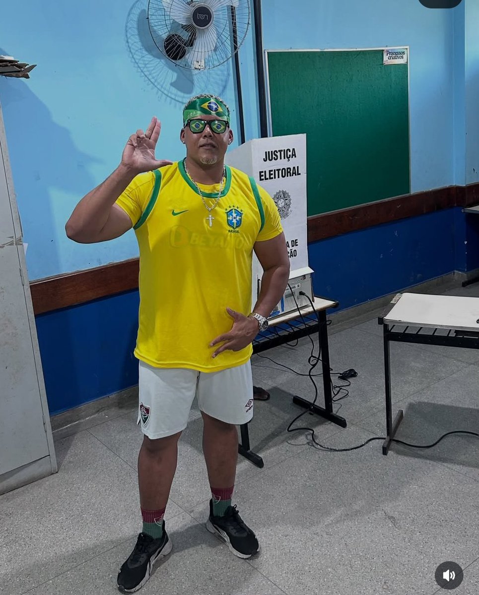 Gbzin_ffc's tweet photo. Jt fazendo o L numa foto que ele postou pra mostrar que votou no Bolsonaro 

Personagem absurdo https://t.co/P7mcdwgLMq