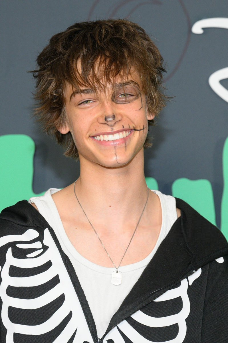 jytbrasil's tweet photo. Recker no evento Huluween Fest, da Disney+, em Los Angeles, ontem. https://t.co/vDU866L9Xs