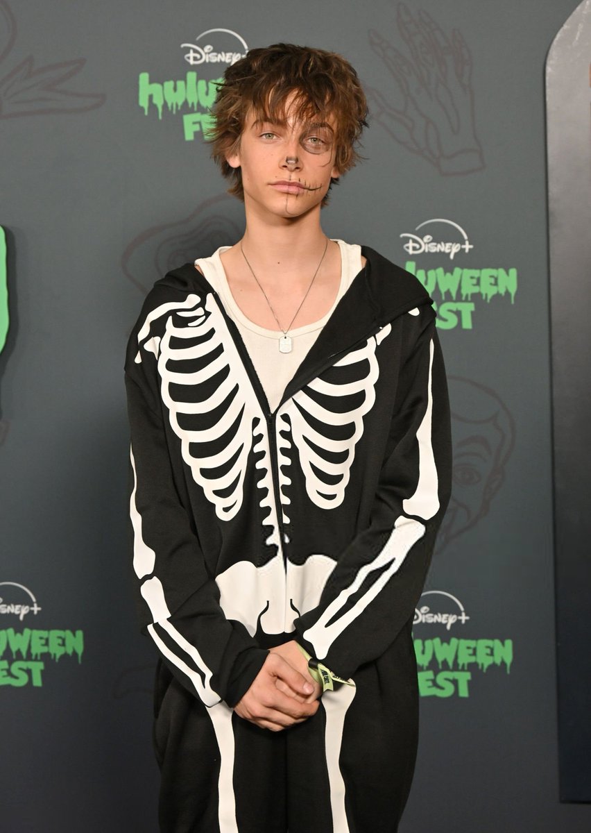 jytbrasil's tweet photo. Recker no evento Huluween Fest, da Disney+, em Los Angeles, ontem. https://t.co/vDU866L9Xs