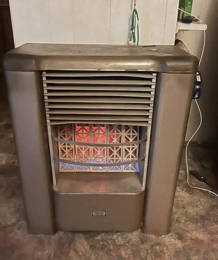 Getthebagcoach's tweet photo. Yall ain’t from the south if yall never seen this….. this lil device could heat up the whole house https://t.co/pTDXNPMtBG