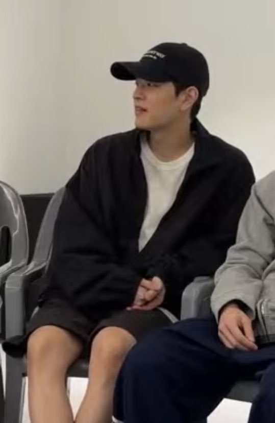 chansbobaeyes's tweet photo. i think about their size difference in this live way too much https://t.co/NdyixzyqyC