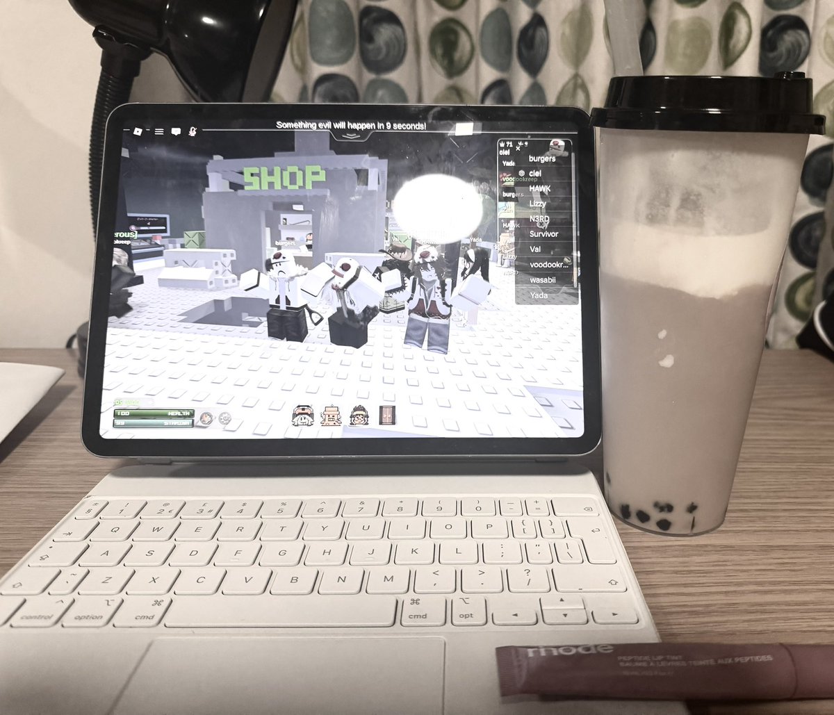 vileciel's tweet photo. boarding is so weird bc i'm at school on a sunday ordering boba to my room whilst playing sewh i love my life https://t.co/ftnXKP277Y
