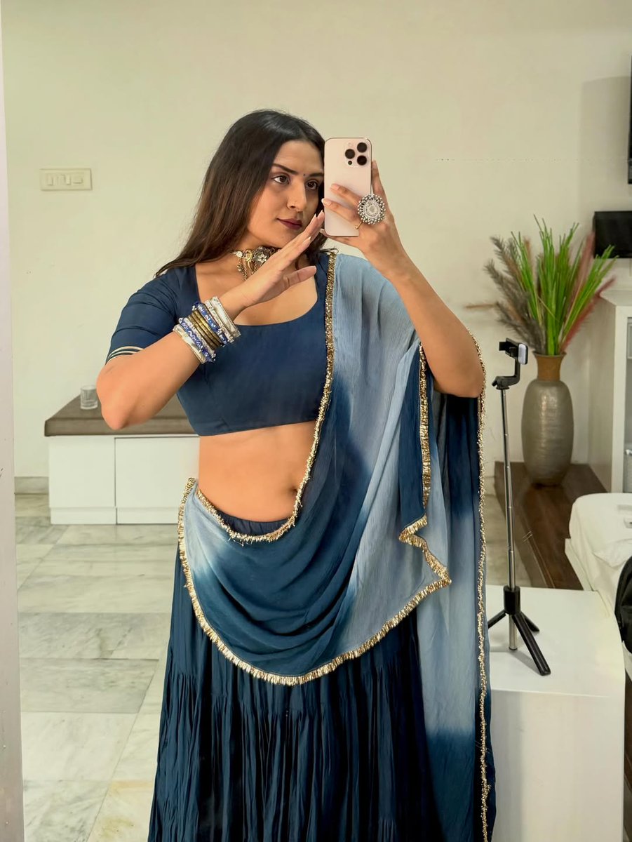 SizzlingStills's tweet photo. A clean saree drape today — a party-page look, a set still.
#SareeInspiration #GlamorousStyle #HighFashion #StudioShoot #sizzlingstills https://t.co/ia9C4TGtiT