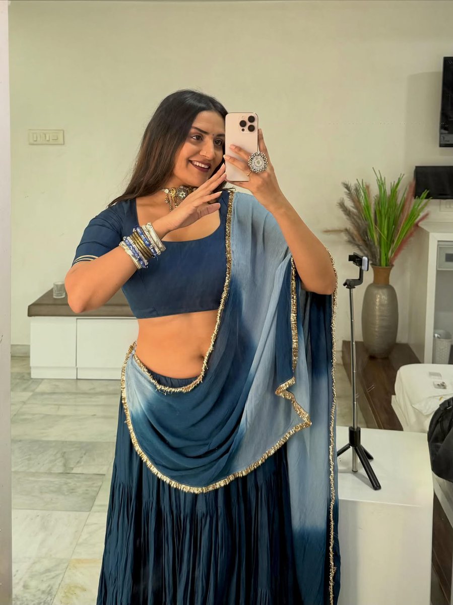 SizzlingStills's tweet photo. A clean saree drape today — a party-page look, a set still.
#SareeInspiration #GlamorousStyle #HighFashion #StudioShoot #sizzlingstills https://t.co/ia9C4TGtiT
