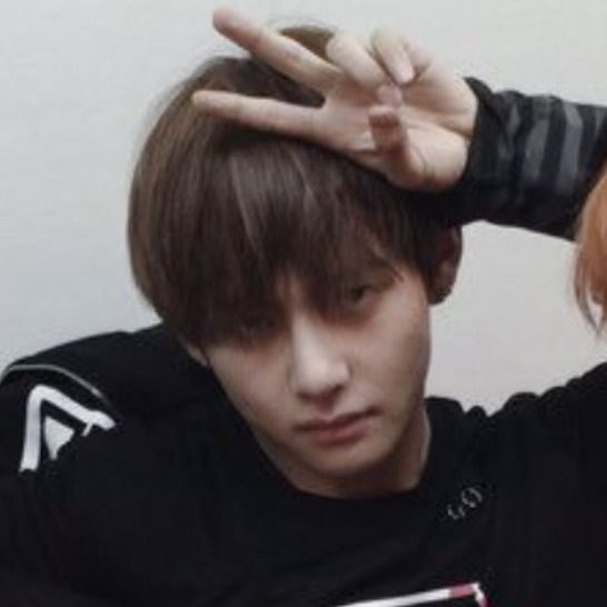 grandiosaxiexie's tweet photo. #kookv #kooktaeau donde j'ungkook y t'aehyung son mejores amigos virtuales y hacen face reveal con fotos sacadas de pinterest https://t.co/L7ncLCyFIS