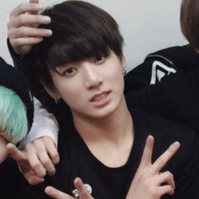 grandiosaxiexie's tweet photo. #kookv #kooktaeau donde j'ungkook y t'aehyung son mejores amigos virtuales y hacen face reveal con fotos sacadas de pinterest https://t.co/L7ncLCyFIS