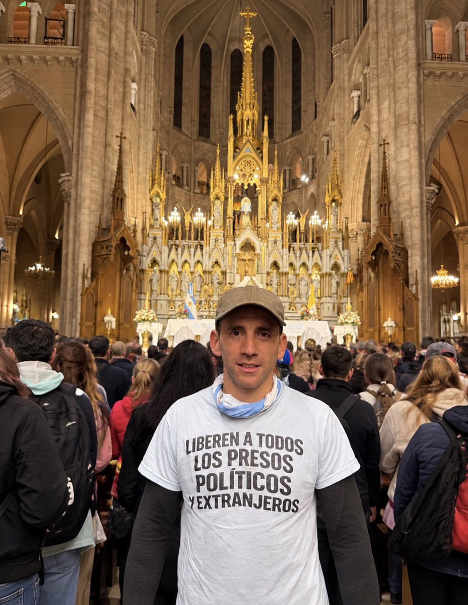 clarincom's tweet photo. NAHUEL GALLO PEREGRINÓ A LUJÁN

Pidió por los presos políticos en Venezuela luego de participar de la 52ª Peregrinación a Luján, donde agradeció a la Virgen por su libertad después de haber estado 448 días detenido en Venezuela.

En un posteo en redes dijo: "Pedí especialmente por los presos políticos y extranjeros que continúan detenidos en Venezuela. Pedí por cada uno de ellos, por su fortaleza y por sus pensamientos, y especialmente por sus familias, que siguen esperando y sosteniendo la esperanza".

(+) en Clarín: https://t.co/rLmBGmQzCo