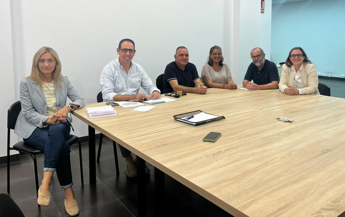 USCAnet's tweet photo. Pese a la censura de @aena #DIRCOM @MariaGomezRguez nos reunimos, para explicar la situación, con la @CAEB @pimemenorca , Cámara de comercio de Menorca y Cercle Economia Menorca.
Además con el Senador por #Menorca Cristóbal Marqués @CristobalMP @ppmenorca @transportesgob @oscar_puente_