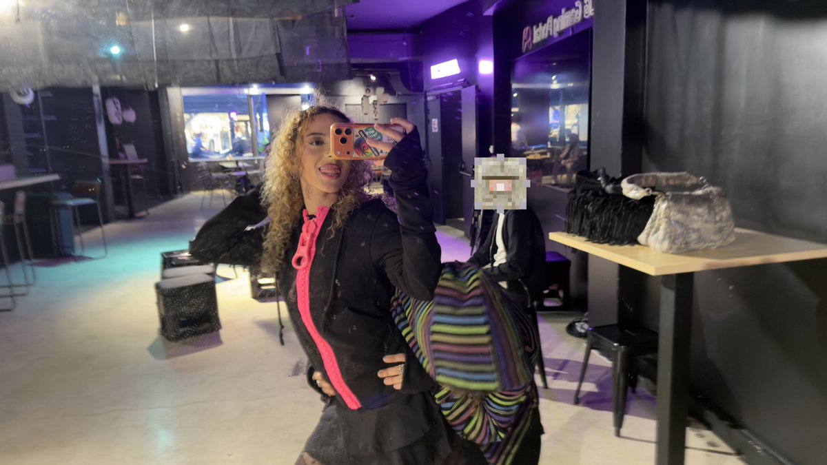 S3yza's tweet photo. J’ai couru à #Espot pr prendre en photo ma nvl merveille #obsess https://t.co/NztF6StGZq