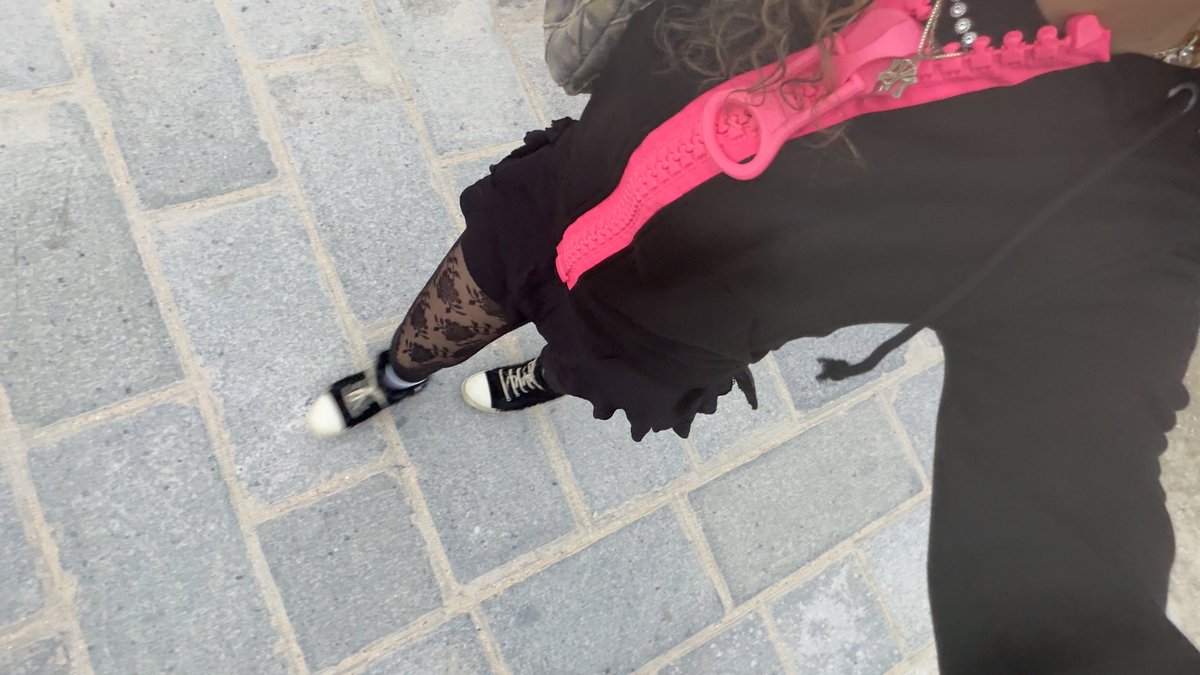 S3yza's tweet photo. J’ai couru à #Espot pr prendre en photo ma nvl merveille #obsess https://t.co/NztF6StGZq