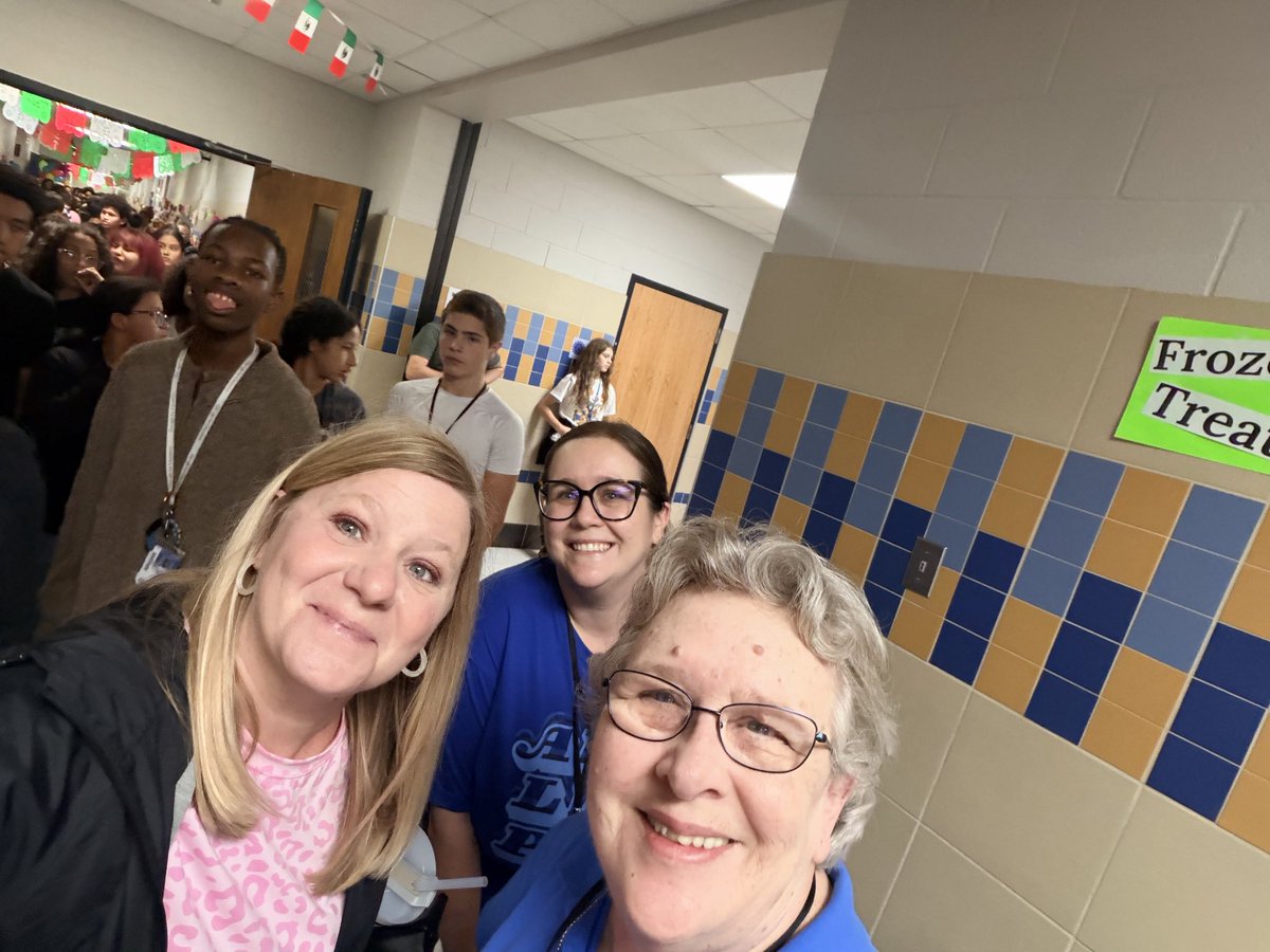 IamBranum's tweet photo. Major appreciation to the @Apollo_JH PTA and BLC staff who helped make their Hispanic Heritage Month celebration such a huge success! @RichardsonISD This is the stuff of dreams! #risddreamon 💚 https://t.co/ECpkvurDIH