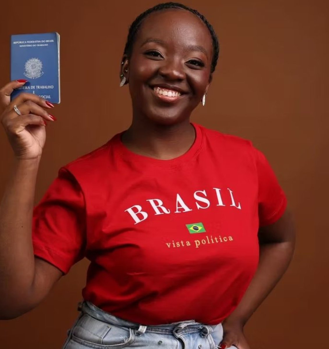 lizacervo's tweet photo. Liz, nascida em minas, integrante do grupo #IVE, fala sobre a importância de votar na ana elisa para deputada federal em minas gerais.

"meu voto vai para @aanaelisast. precisamos tirar o amante do bolsonaro e eleger uma candidata de caráter, que pensa no povo." https://t.co/tHHIhAfsht