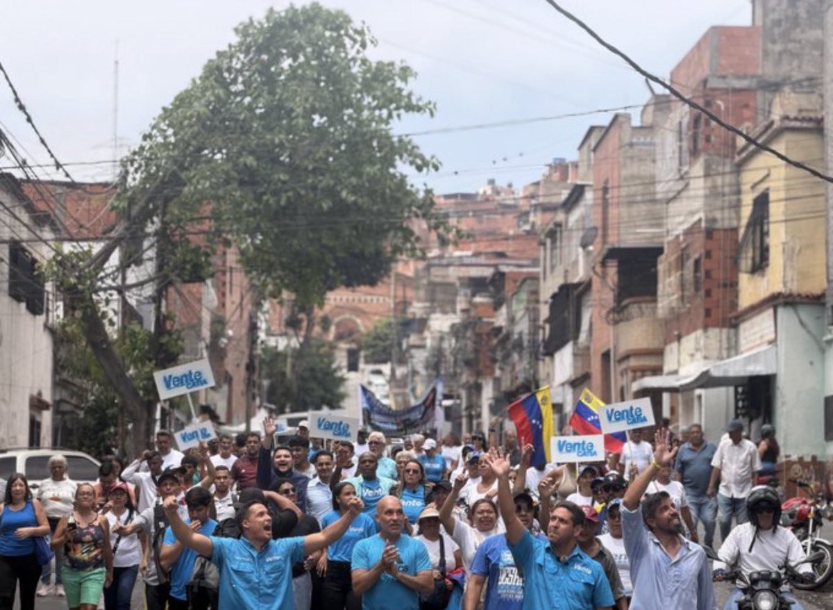 la_patilla's tweet photo. Vecinos de Catia se movilizaron masivamente para respaldar el retorno de María Corina Machado https://t.co/ti1DKj4oOI https://t.co/eIvmYRsShD